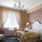 Klasik bir yatak odasında ince perde ve ince perdeler