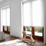 Valkoiset ikkunaluukut läpikuultavasta materiaalista