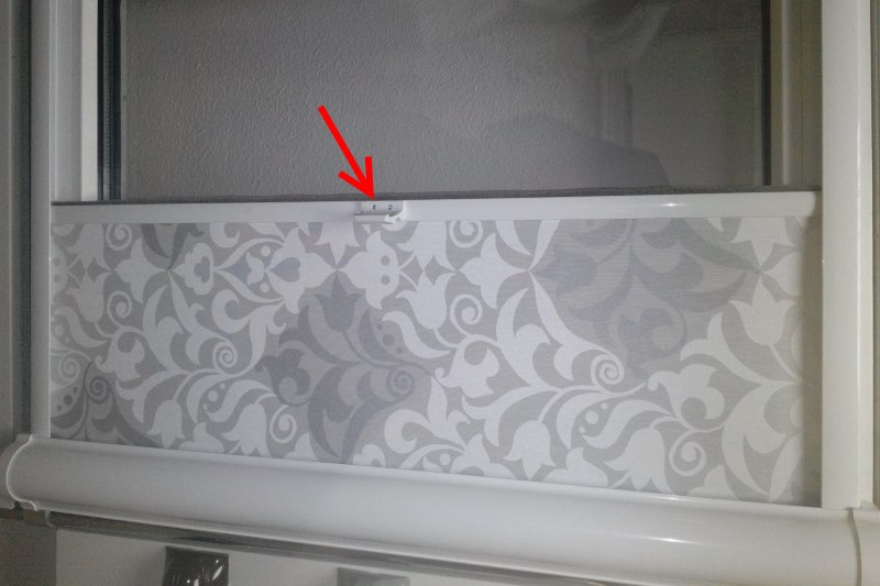 Photo of a spring-type roller blinds with bottom fixing of the body