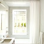 Suora sauva kylpyhuoneen lähellä ikkunaa