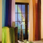 Rainbow curtains para sa pinaka-hindi pangkaraniwang mga interior