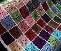 المربعات الملونة من مخلفات الغزل لمنقوشة مشرقة على الأريكة