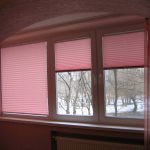 Roze geplooide blinds op het balkon in een driekamer appartement