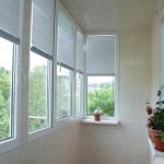 Zdobená balkonová okna se žaluziemi