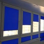 PVC pencerelerde parlak mavi perdeler