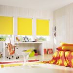 Çocuk odası iç sarı perdeler