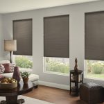Gray curtains sa openings ng mga window ng living room