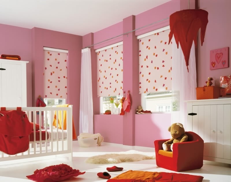 Wewnętrzny pokój dla dziewczyny z różowymi ścianami
