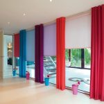 Multi-barevné závěsy na panoramatické okno