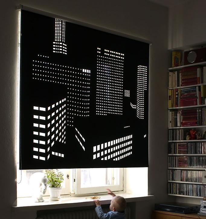 Bibliothèque près d'une fenêtre avec un rideau perforé