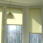 Válcované záclony otevřeného typu na balkónových oknech