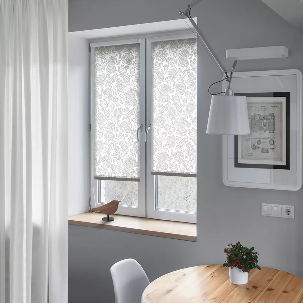 Połączenie dekoracji okien z zasłonami prostymi