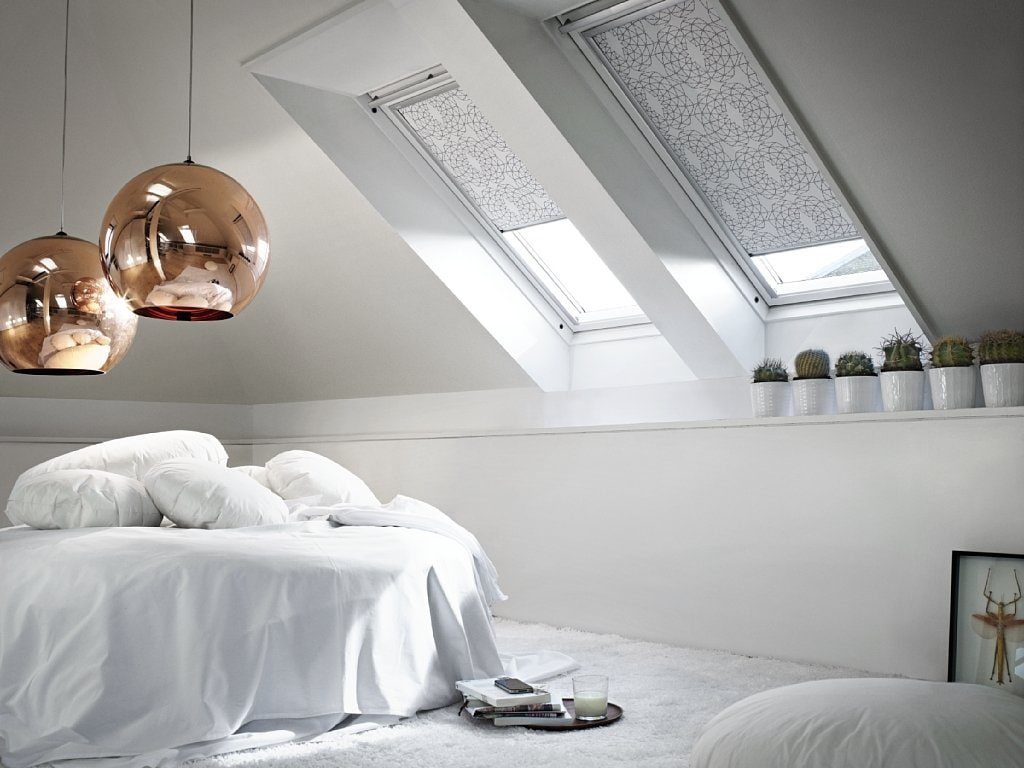 Çatı pencereleri ile minimalist tarzda beyaz yatak odası