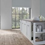 Rolety pro panoramatická okna v prostorné kuchyni