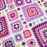 Eleganteng crocheted bedspread na may makulay na mga labi