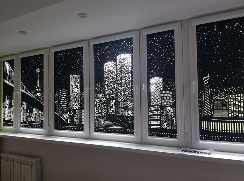Plastikowe okna z roletami miasto nocą