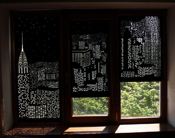 Kolmenlehtinen ikkuna, jossa rullaverhot New York