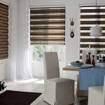 Zebra curtains sa disenyo ng kitchen-dining room