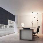Design obývacího pokoje v minimalistickém stylu s rolkami na oknech