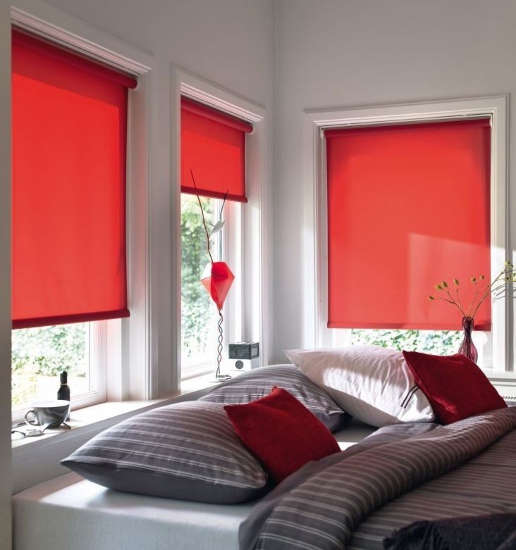 Interiér ložnice s červenými závěsy