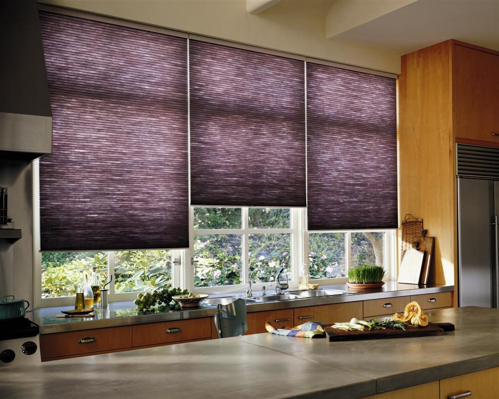 نافذة المطبخ مع الستائر الدوارة شفافة