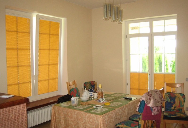 Roltech żółte żaluzje w oknach kuchni