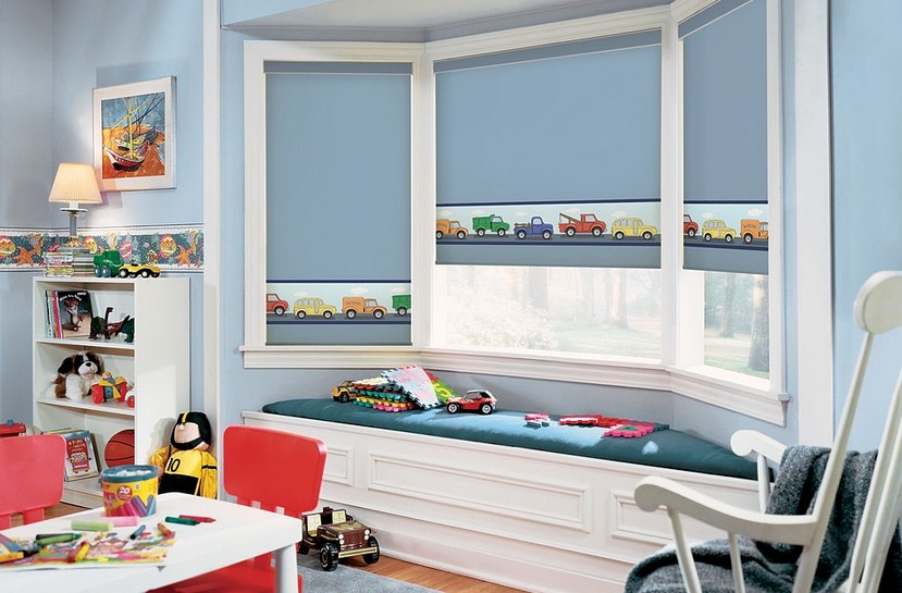تصميم غرفة للأطفال مع ستائر زرقاء