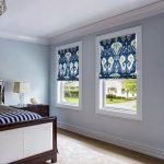 Niebiesko-białe rolety rzymskie do sypialni z trzema oknami