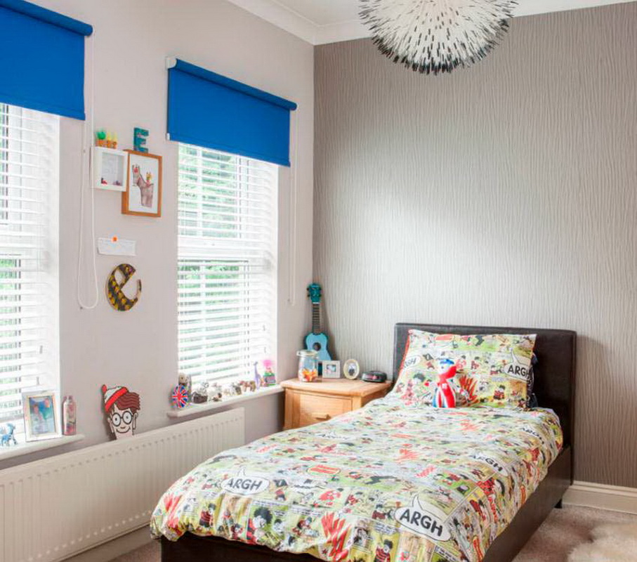 Blue blinds in the nursery with white walls