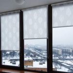 Systém válcovaných závěsů pro balkónové okno