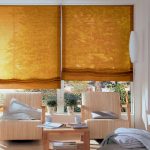 Rahat bir oturma odası için Solar Roman perdeler