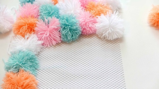 We attach pompons of different colors