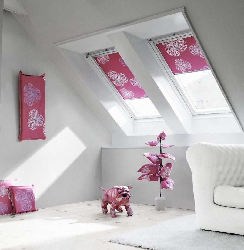 Růžové textilie s bílým potiskem v interiéru podkroví