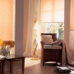 Oturma odası için klasik perdelerle birlikte sunulan konforlu güneşlikler