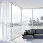 Panoramik bir pencere için havadar beyaz perdeler