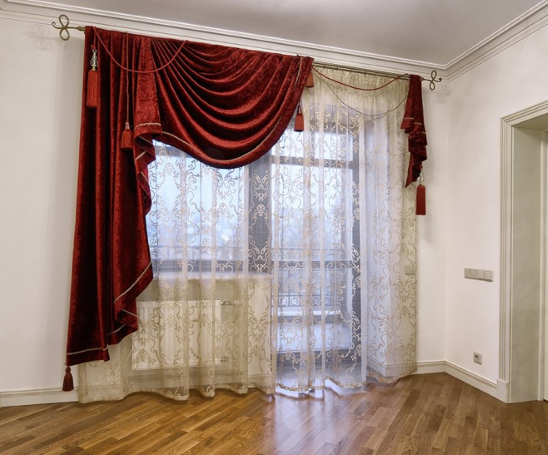 Asymmetriska gardiner på rummets fönster i stil med klassikerna