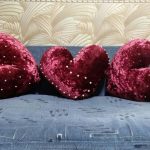 Velvetinės širdies formos pagalvėlės su karoliukais