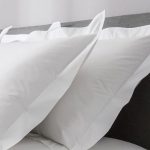 White pillowcases na may tainga