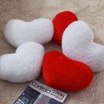 Beyaz ve kırmızı kalp şeklinde yastıklar