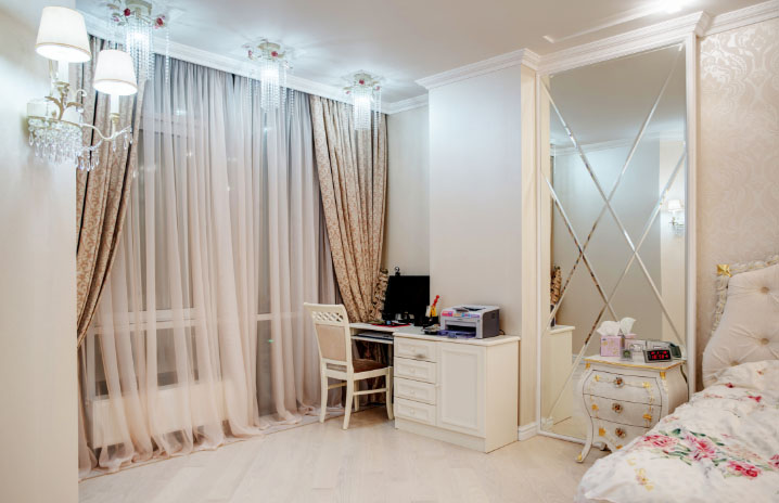 Klasik tarz bir yatak odasında beyaz tül