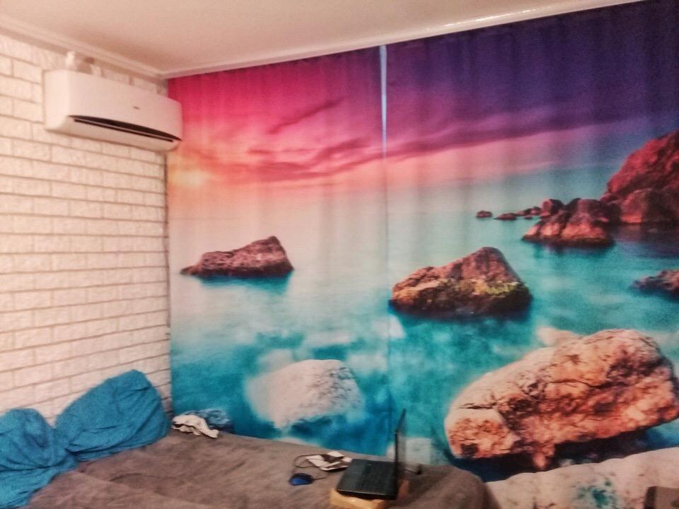 Realistický obraz pobřežního moře na tylu v ložnici