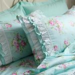 Turkusowy kolor tkaniny z delikatnymi różami - świetna opcja dla sypialni Provence