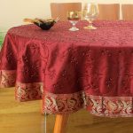 Burgundija su aukso staltiesėmis su siuvinėjimu