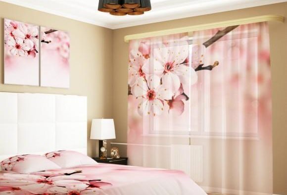 Różowawe kwiaty jabłoni na tkaninach w sypialni