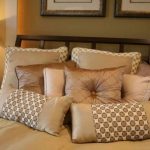 Farklı kombinasyonlarda üç tip malzemenin yatağında dekoratif yastıklar