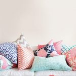 Decorative pillows diversify one-color room interior