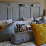 Yatak odası iç mekanlarında dekoratif yastıklar