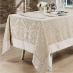 Long tablecloth at cloth napkins para sa mesa ng kasal
