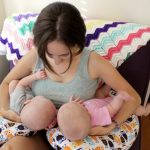 Jastuci za potkove dostupni su za blizance, omogućujući vam da hranite obje bebe u isto vrijeme.