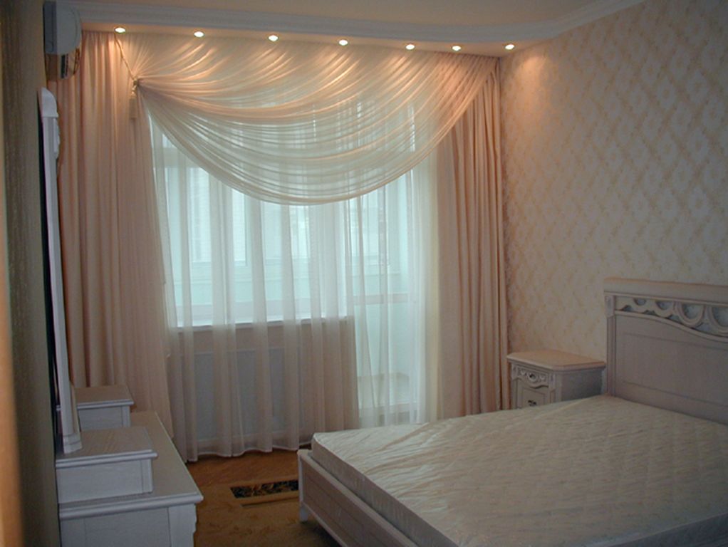 Beżowy tiul w oknie sypialni w domku z panelami